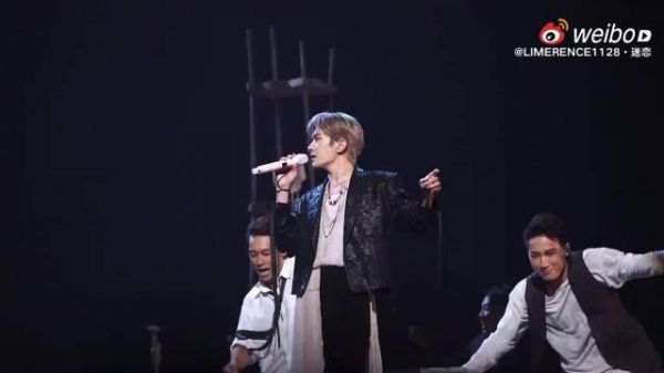易烊千玺礐嶨演唱会光影镌刻艺术