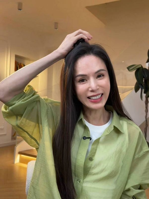 李若彤绽放明媚笑容，状态超好。