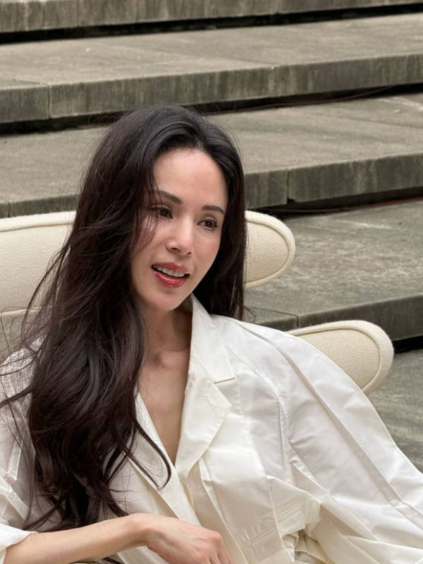李若彤一头浓密的长发好有生命力。