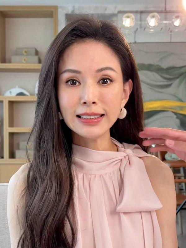 李若彤美貌养眼，一双灵动大眼炯炯有神。