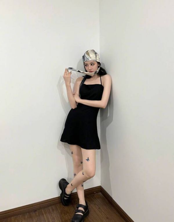 搜狐娱乐讯 近日，迪丽热巴晒出一组美照，头戴丝巾，穿蝴蝶纹丝袜，又美又帅甜酷氛围拉满。
