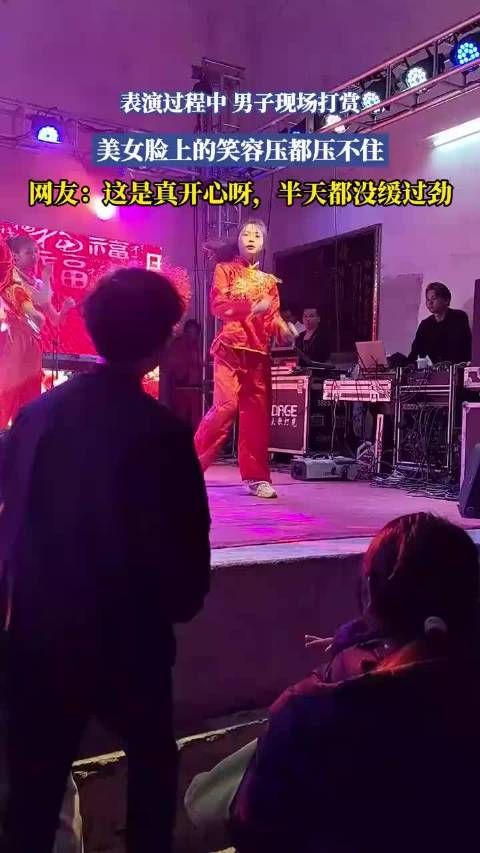 这是真开心呀，脸上的笑容压都压不住！