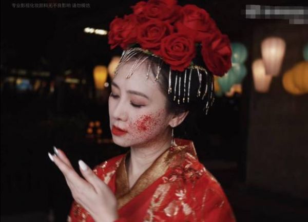 翁虹化身猫妖版疯批美人。