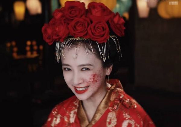 搜狐娱乐讯 13日，56岁翁虹回应时隔25年再次扮演“猫妖妙妙”，她发文称：“听说我是很多人的童年阴影？隔了25年还是这么恐怖吗？”