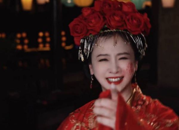 翁虹一身红衣十分妩媚。