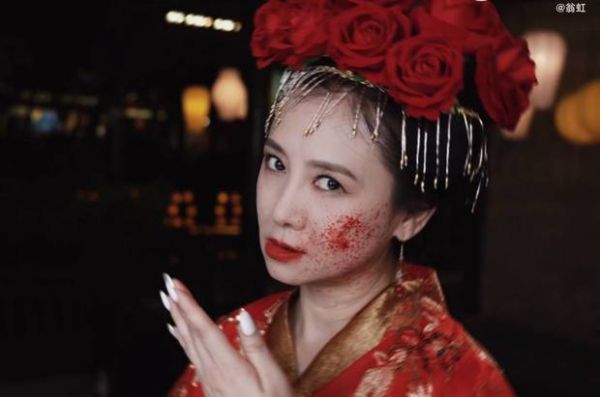 翁虹的眼神十分阴森恐怖。