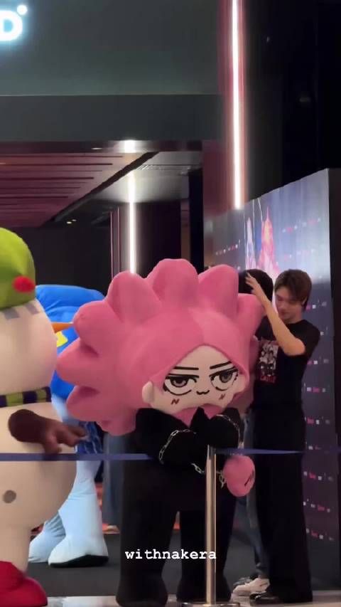 neona贪玩打开围栏遭nani打手教育，女儿面壁后需安抚