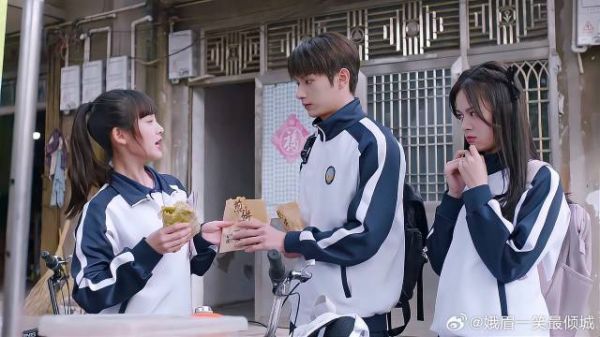 心机女抢校草，哪料把人家煎饼撞掉，尴尬了