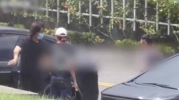 言承旭赴金宝山拜祭大S，悲伤落泪被狂风吹乱头发，独自吃斋面果腹
