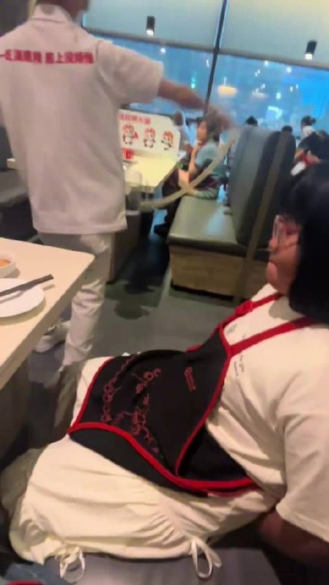 妹妹:屏幕前的家人们觉得我开心吗