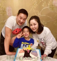 53岁连奕名带家人打球，杨若兮似蔡明，11岁儿子龅牙问题凸显