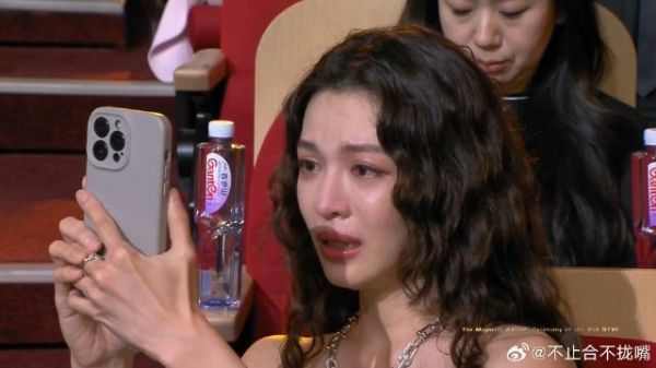 宋佳获奖钟楚曦在台下爆哭！整个妆容哭花，发自内心祝福丨白玉兰