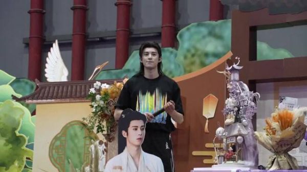 王鹤棣咸鱼飞升转场杀青应援，妈啊这是来了多少人