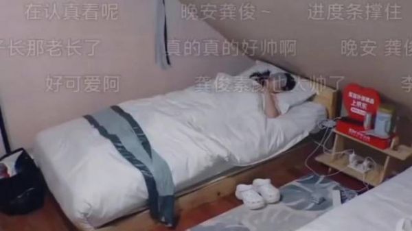 李沁睡姿端正引关注