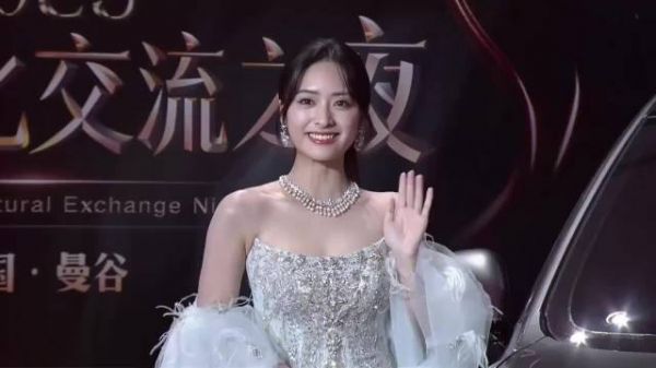 沈月羽毛长裙亮相泰兰德红毯，海外粉丝热情打call
