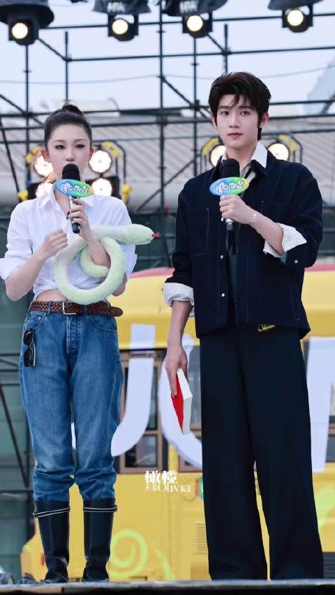 本地人王佳怡教吴俊霆用山东话推荐子夜归哈哈哈哈