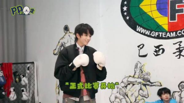 TF家族王橹杰左奇涵上演奶萌喵喵拳互动