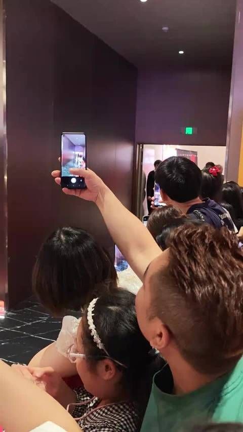 张家辉赎梦路演生图曝光，西装造型引热议