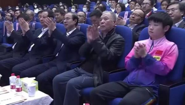 孙颖莎与梁晓声同席交流并合影