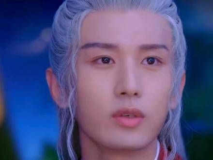 玄夜一袭红衣搭配银白长发，泡面头造型简直绝了
