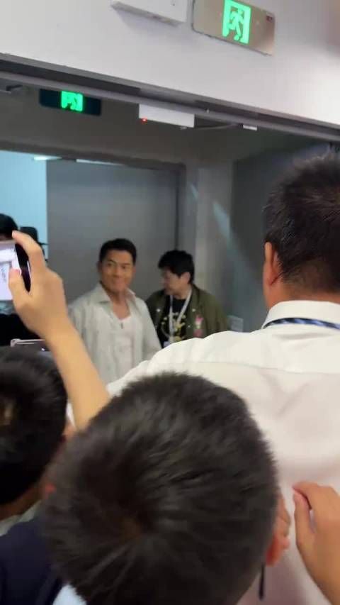 郭富城线下生图曝光，侧颜骨相引热议