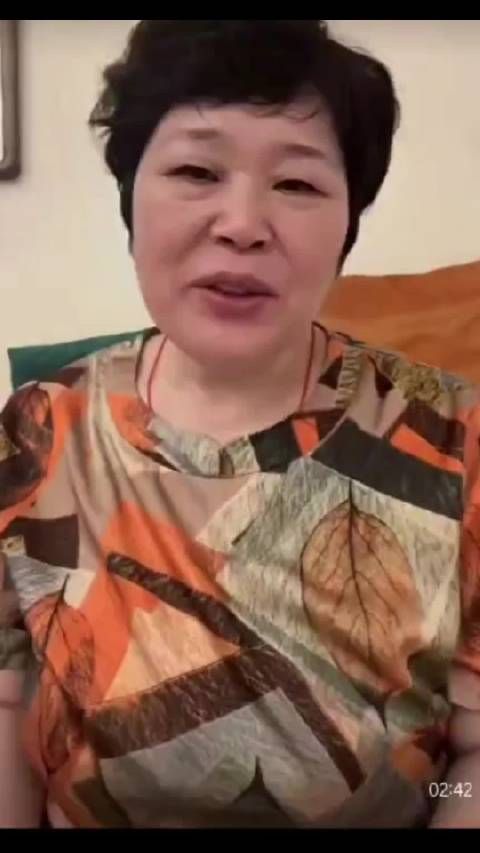 脱口秀演员房主任回应虚假人设等传闻:“被网上骂懵了”,称本名不叫樊春丽