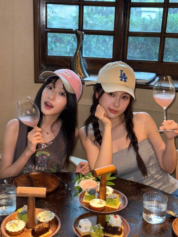 虞书欣与朋友一起约会聚餐。