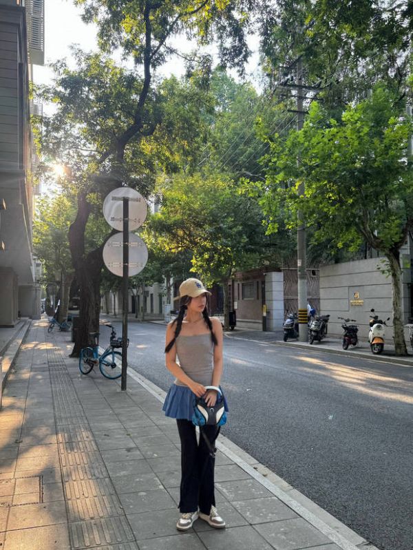 虞书欣扎着双马尾辫少女感十足。