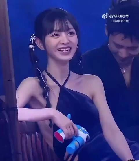 田曦薇真大胆啊 大白兔差点从侧面露出来