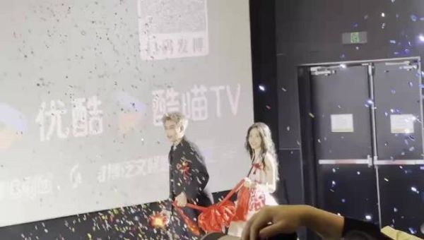 陈飞宇王影璐婚礼现场曝光,牵手绣球深情对视