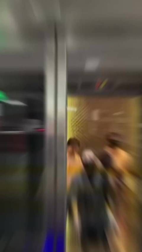 成毅今天上班路透,露额头还戴着墨镜酷酷的