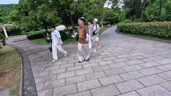那抹狡黠的笑藏不住啦,眼波流转间全是小狐狸的灵动