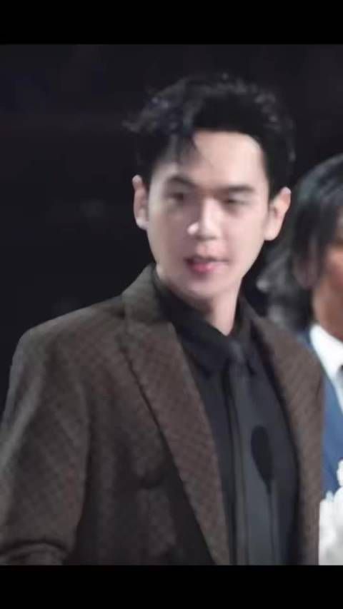 张若昀基础款穿搭显时尚魅力