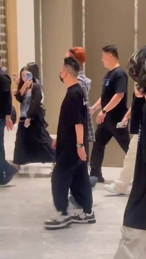 张艺兴路人偶遇生图曝光,三十岁笑容清爽少年感十足