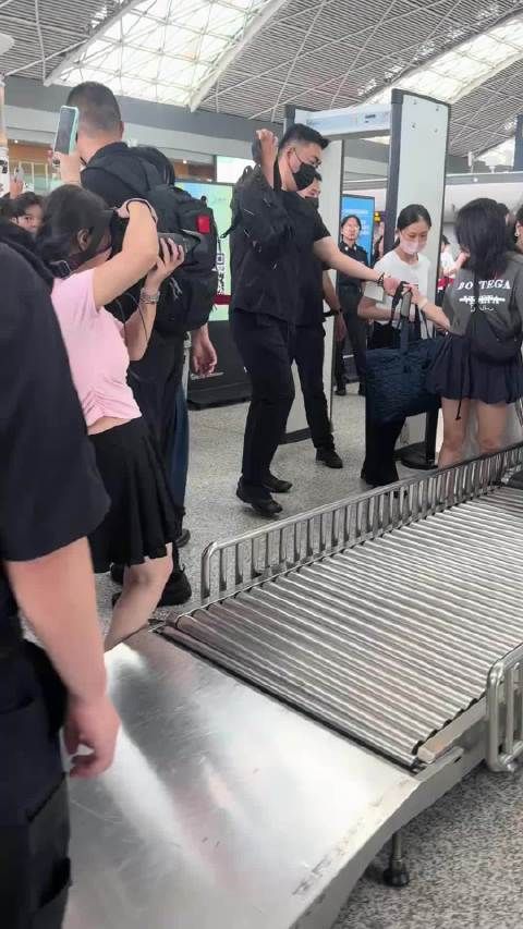 赵雅芝机场生图曝光，冻龄状态引惊叹