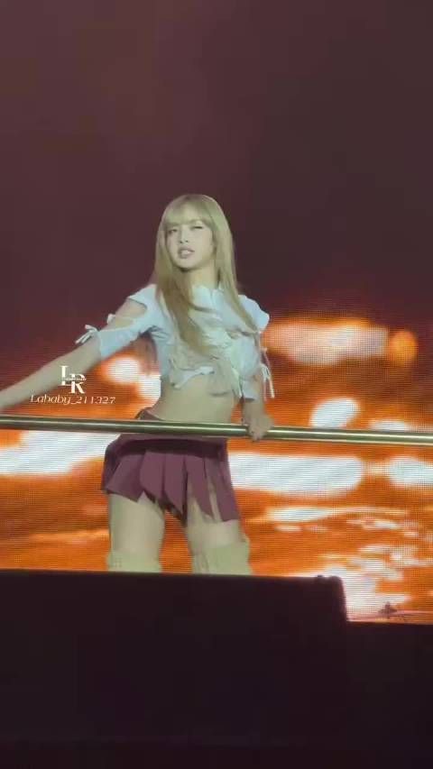 lisa对台下展示裙底