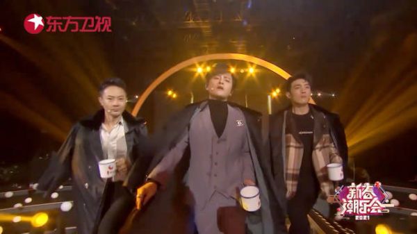 陈志朋李泽锋印小天军大衣番茄茶缸唱粤语歌