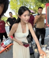 流浪大师沈巍字画太出名了！前央视主持人刘文迪屈身来求墨宝了……