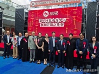 德云社张鹤擎现身日本，参加文化交流，穿大褂剪彩，给郭德纲长脸