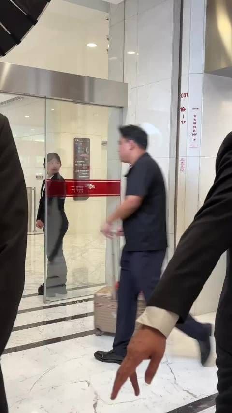 林允生图曝光引围观,下楼偶遇明星引热议