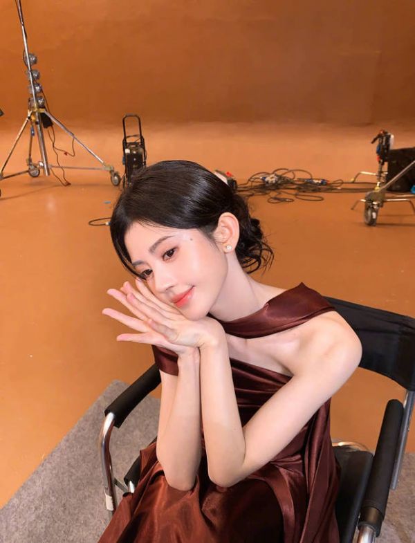 搜狐娱乐讯 8月19日，鞠婧祎一组美图释出，身穿一身棕色裙子的她贵气优雅。