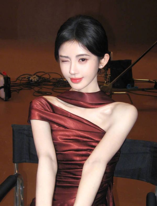 鞠婧祎单眼wink。