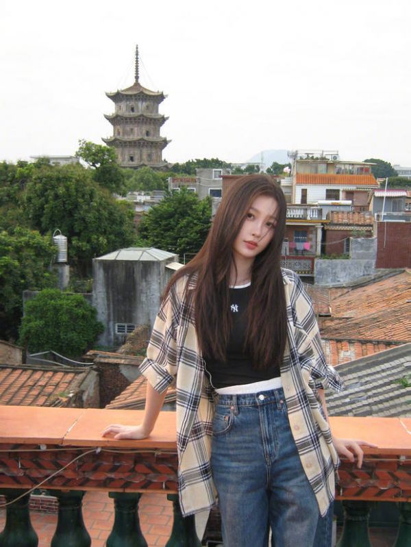 搜狐娱乐讯 8月19日，虞书欣在社交媒体平台上分享一组美照，一身休闲穿搭的她化身明艳学姐气质出众。