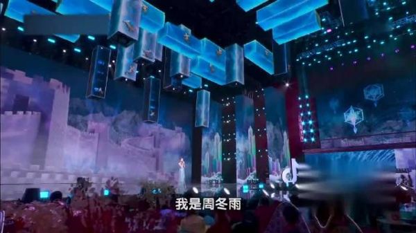 33岁周冬雨撞上35岁李沁,两人穿同色系礼裙,谁是女神一目了然