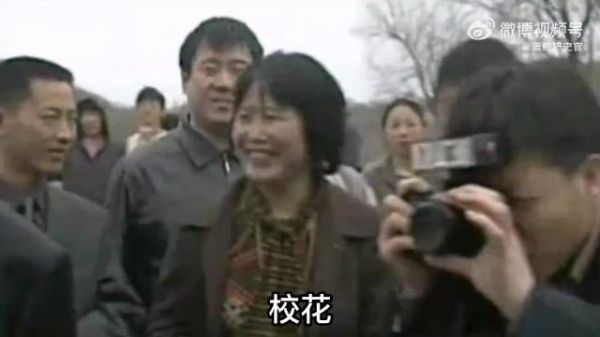 赵本山早期回老家影像，村民到村口迎接，还见到当年校花