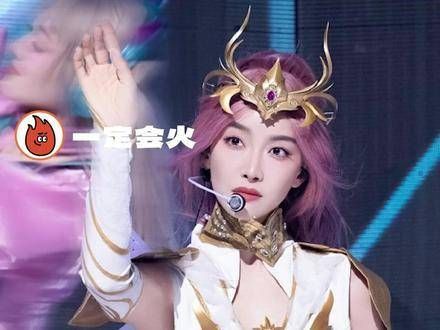 宋茜亮相W年度光影盛典舞台光芒不减
