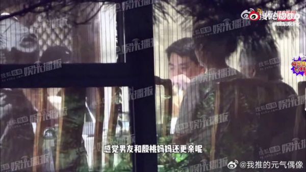 殷桃携男友及母亲共进火锅