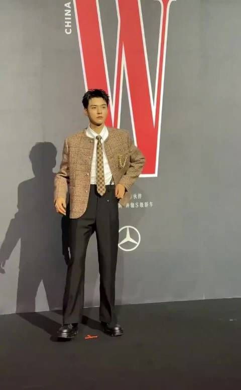 龚俊亮相w年度光影盛典红毯