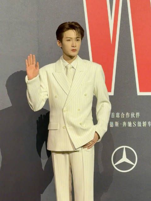 以一身全白西装look亮相红毯，谈什么都不如檀健次