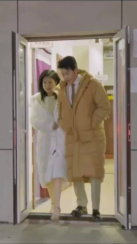 陆毅鲍蕾夫妻同框亮相,男方帅气依旧女方显岁月痕迹